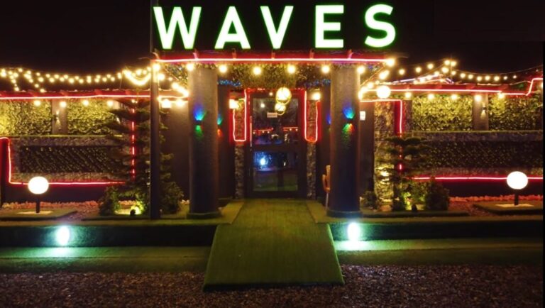 Waves Lodge, Pub and Grill