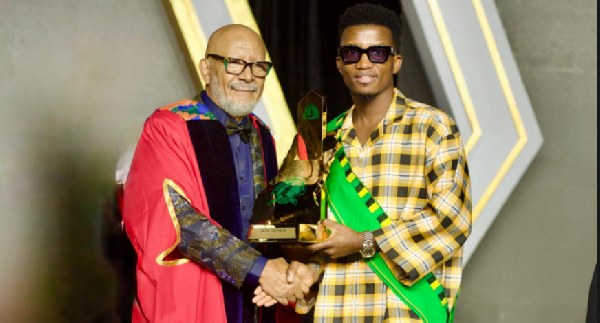 Kofi Kinaata receiving the Youth in Entertainment Award at Manhyia Palace