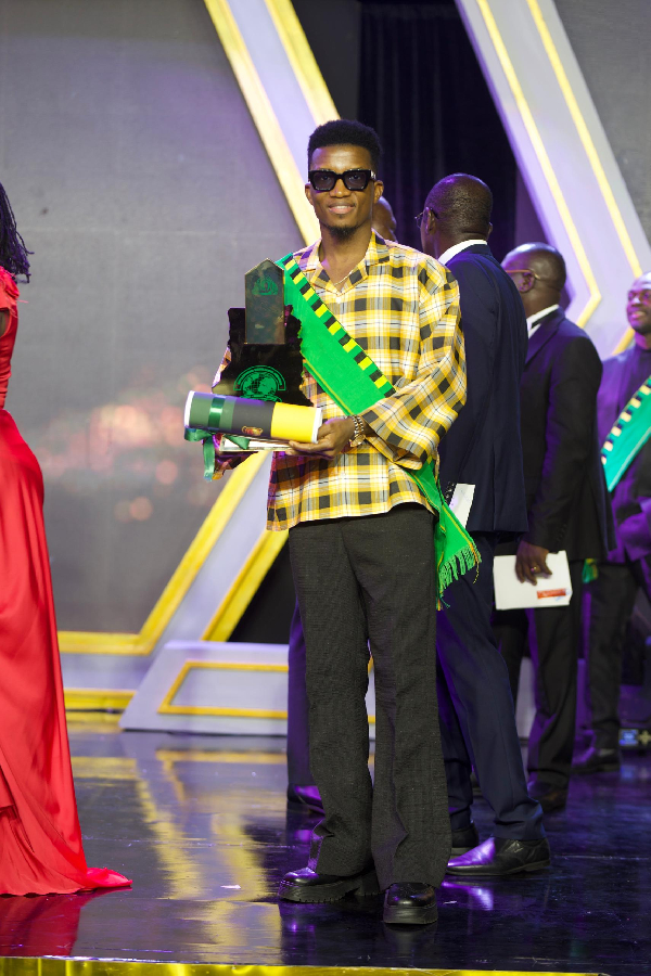 Kofi Kinaata receiving the Youth in Entertainment Award at Manhyia Palace