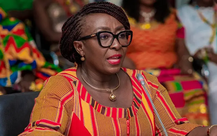 Minister Dzifa Gomashie Applauds Bee Arthur and Her Team for Turning Waste into Stunning Art