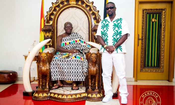 Otumfuo Osei Tutu II and Sarkodie during courtesy visit at Manhyia Palace ahead of Rapperholic Concert 2025.