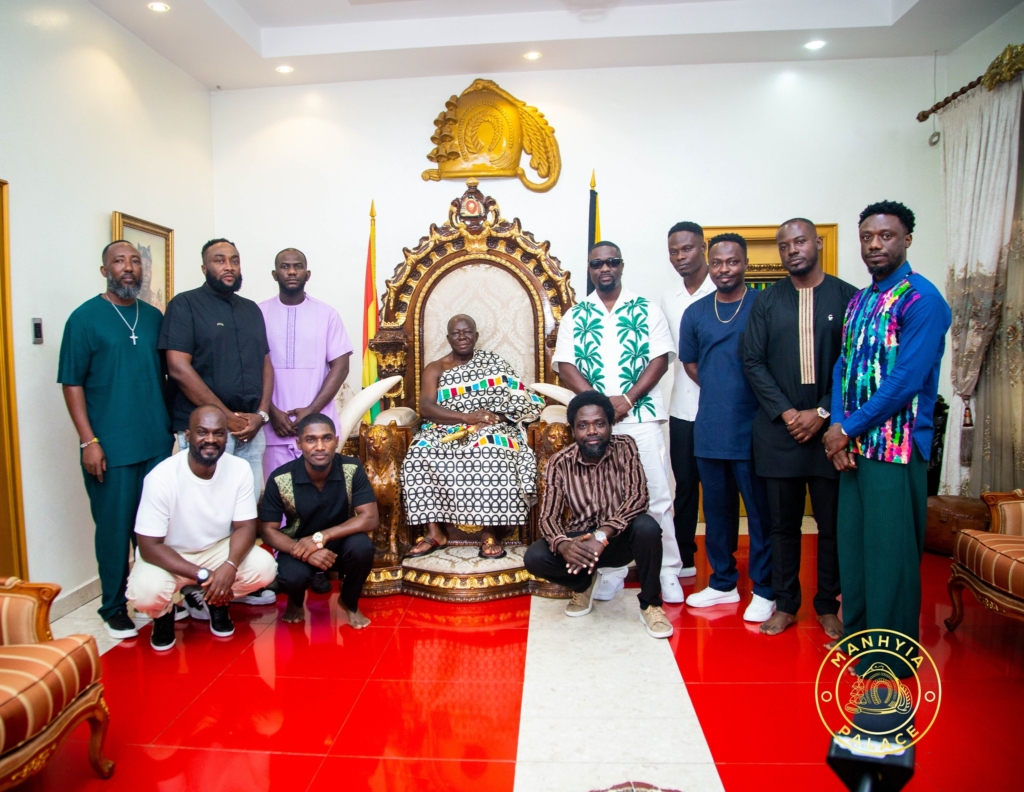 Otumfuo Osei Tutu II and Sarkodie during courtesy visit at Manhyia Palace ahead of Rapperholic Concert 2025.